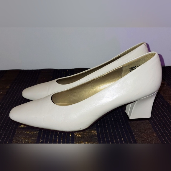 Caressa East size10M Style Oakley Square Toe Off White Vintage Pumps Chunky Heel - Picture 5 of 16